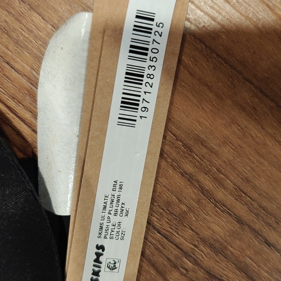 SKIMS Ultimate Push-Up Plunge Bra - Picture 10 of 15